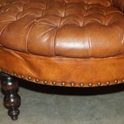 Heritage leather Chesterfield sofa, four-seater, Tête-à-Tête model.