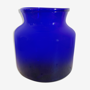 Vase en verre bleu