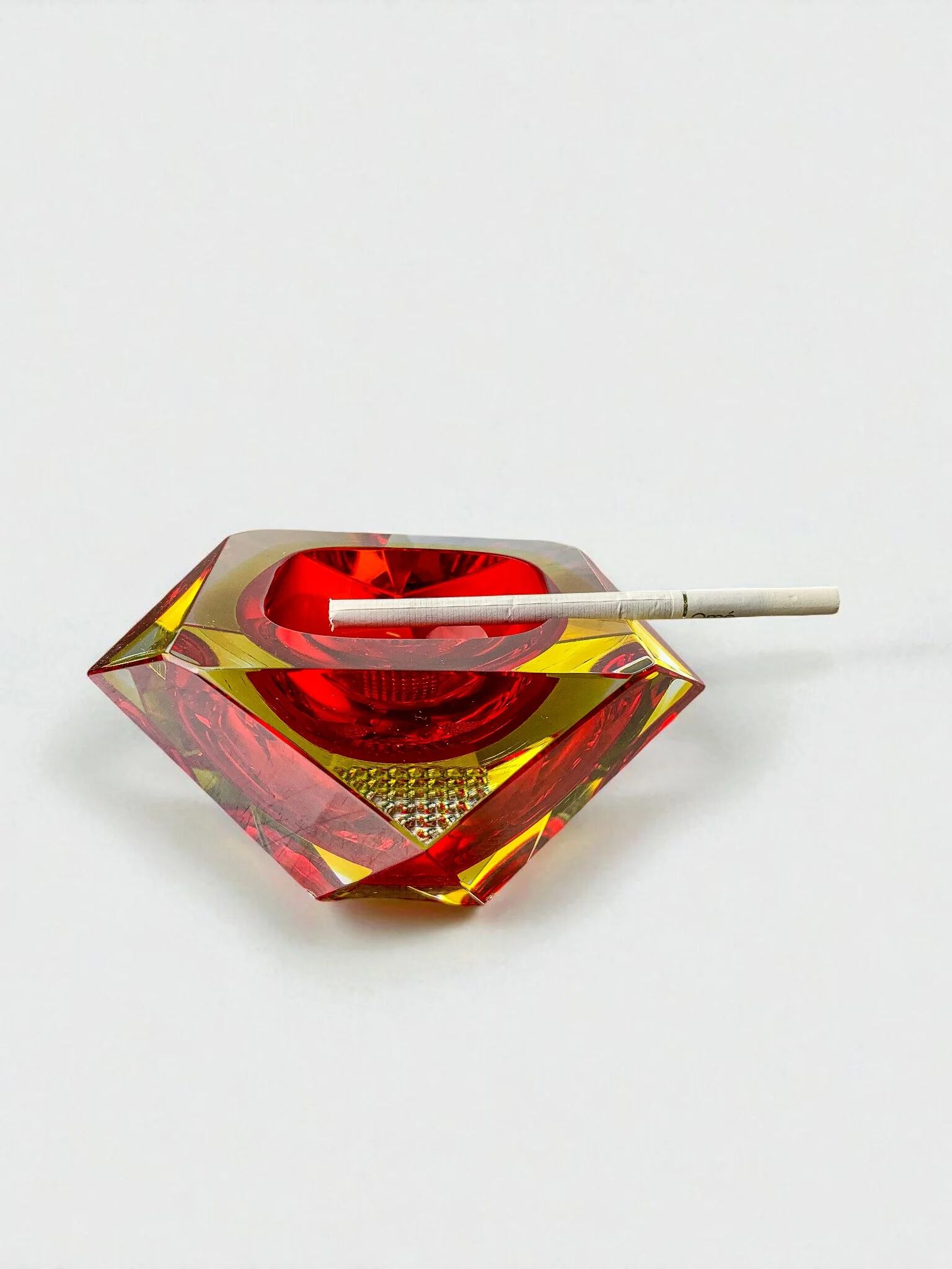 Cendrier Sommerso rouge et jaune italien par Seguso, Murano, années 1970