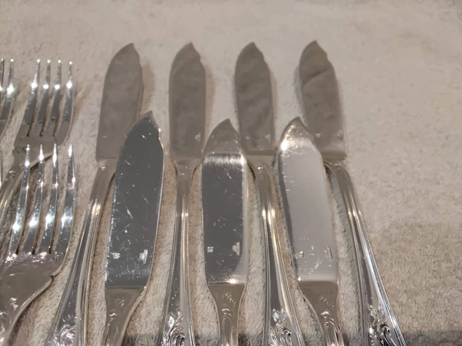 7 forks, 7 fish knives, silver-plated metal, Christofle Marly.