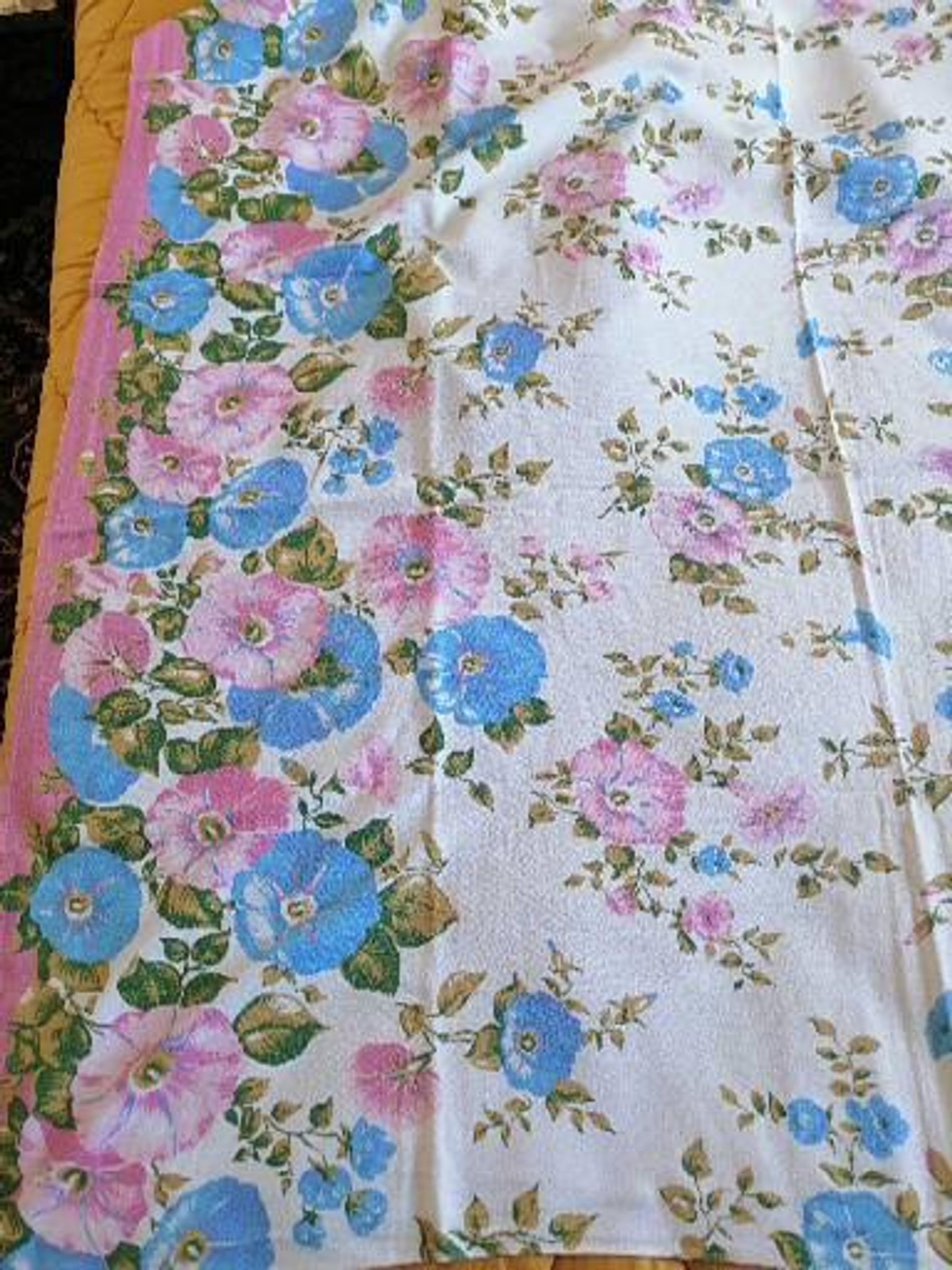 Lot 1 tablecloth & 11 country towels