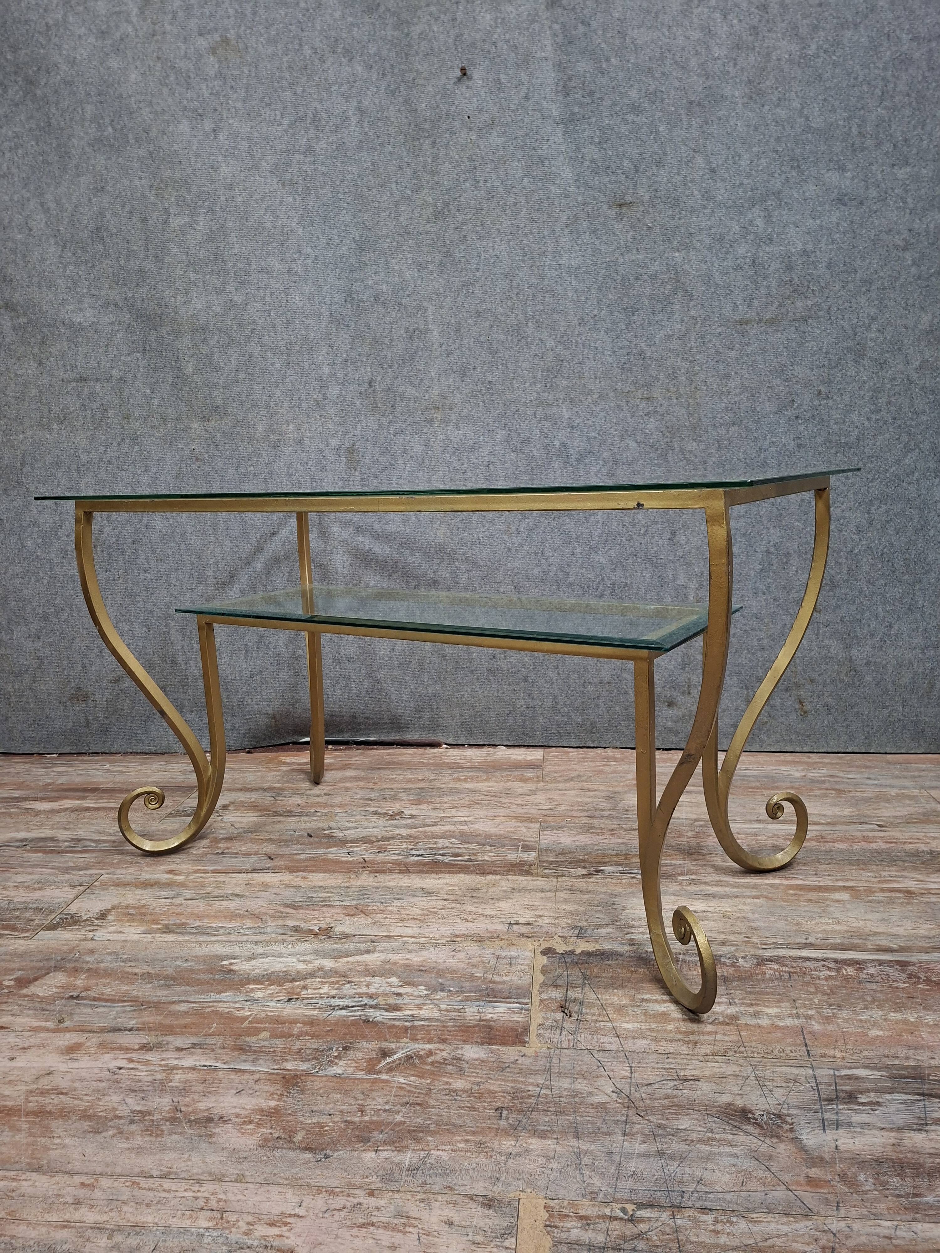 Table basse en laiton et verre gravé dans le goût de la Maison Jansen