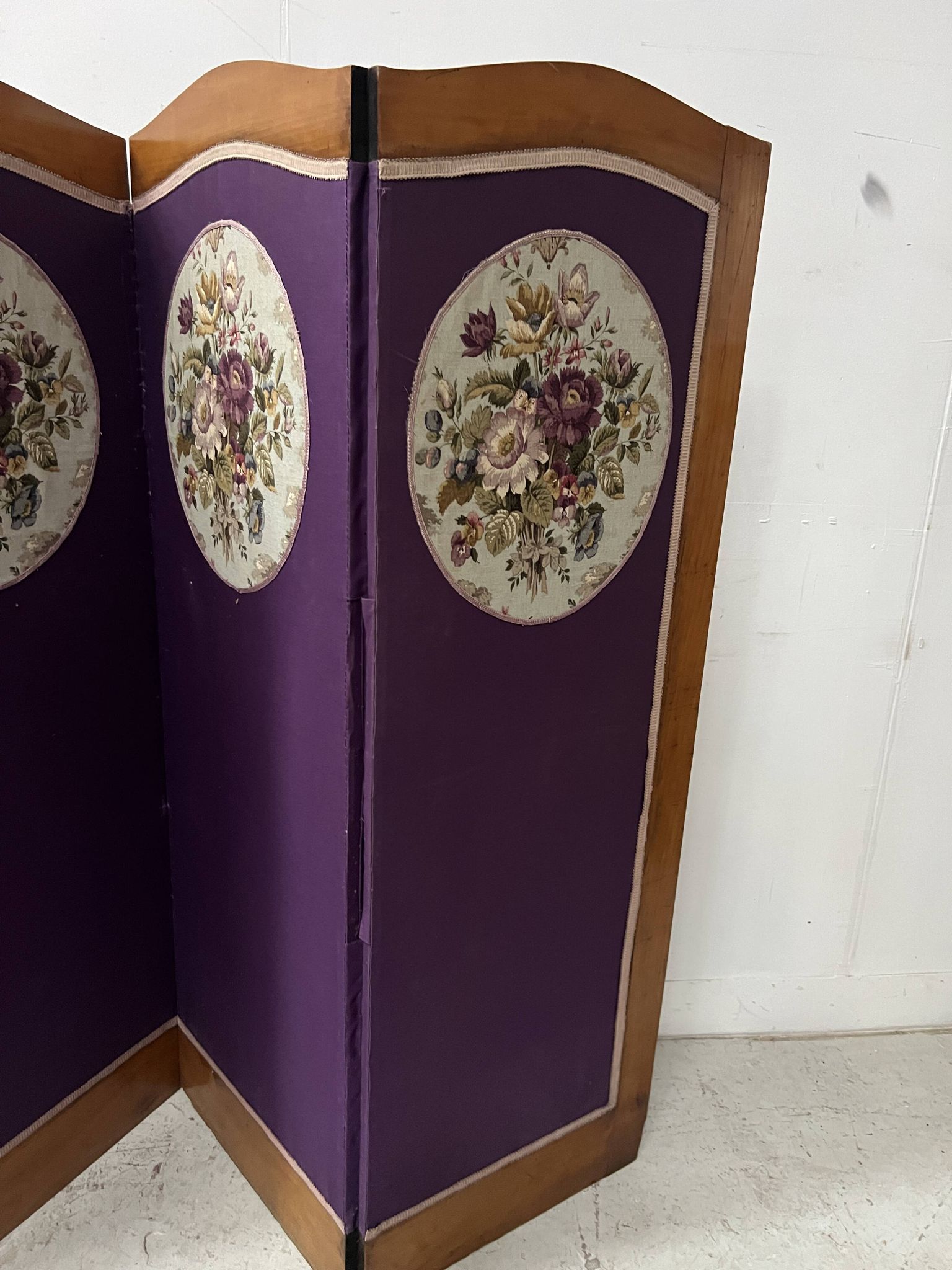 Four-panel screen decorated with an oval tapestry from the 20th century.