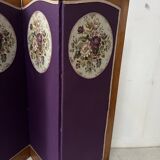 Four-panel screen decorated with an oval tapestry from the 20th century.