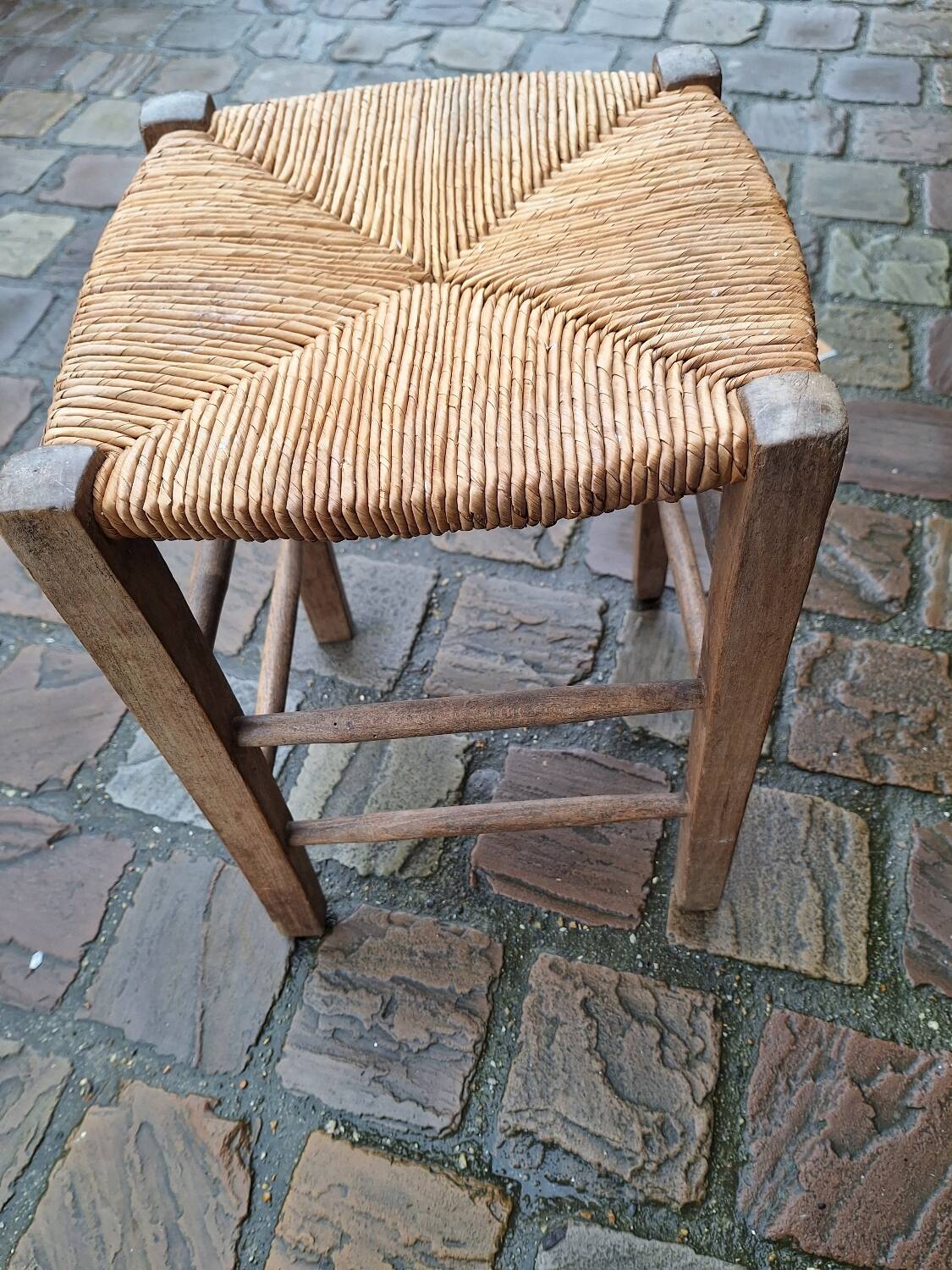 Low straw stool wooden structure