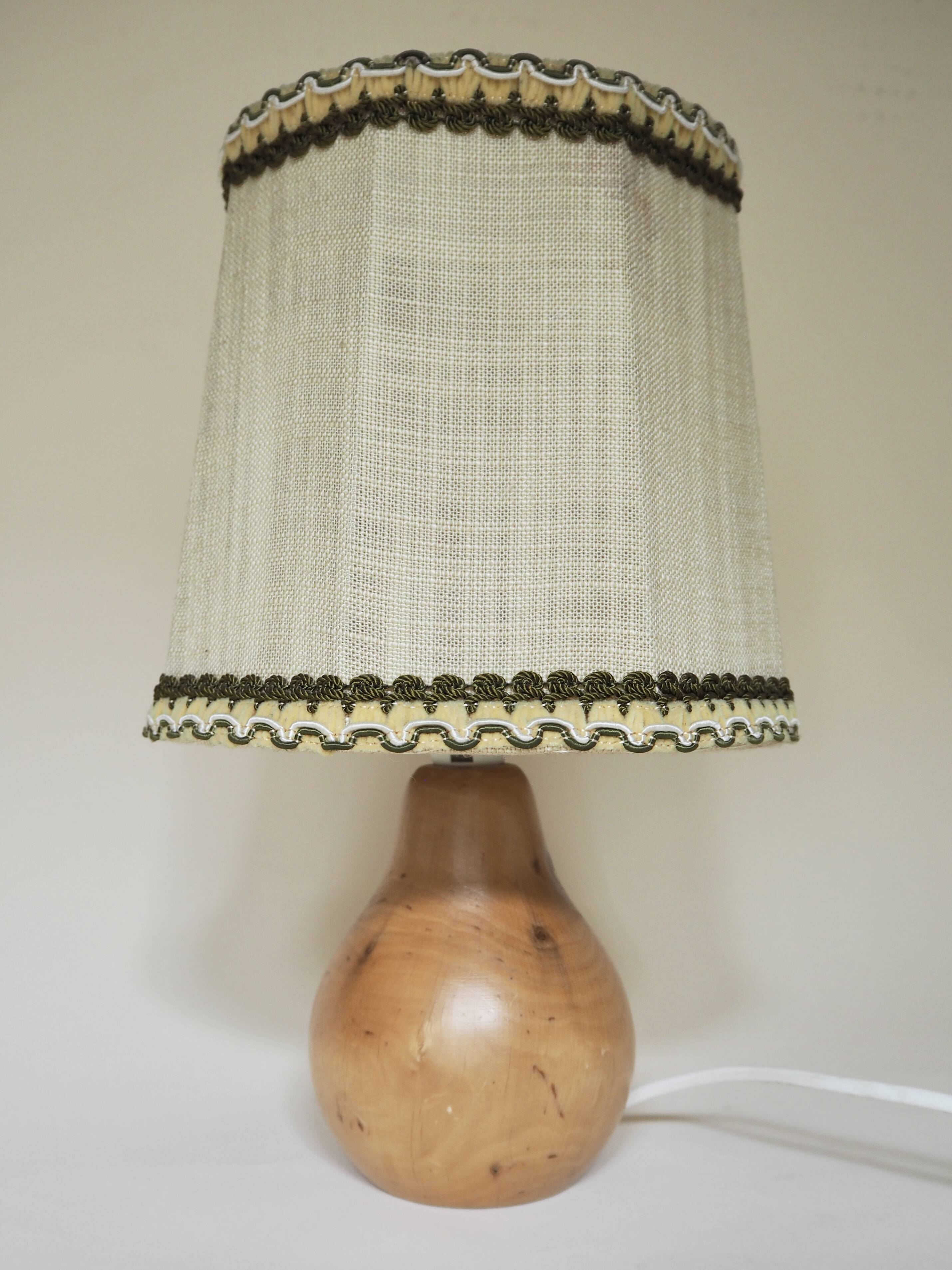 Lampe en bois tourné avec abat-jour en lin