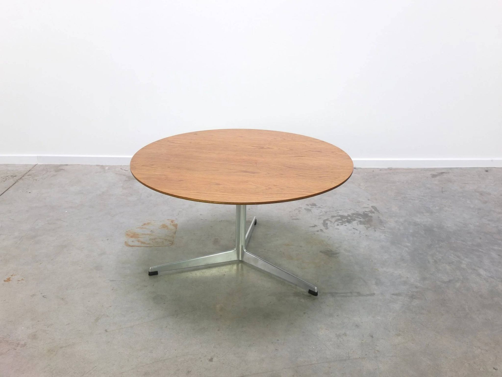 Circular coffee table in oak by Arne Jacobsen for Fritz Hansen, 1960s