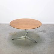 Circular coffee table in oak by Arne Jacobsen for Fritz Hansen, 1960s