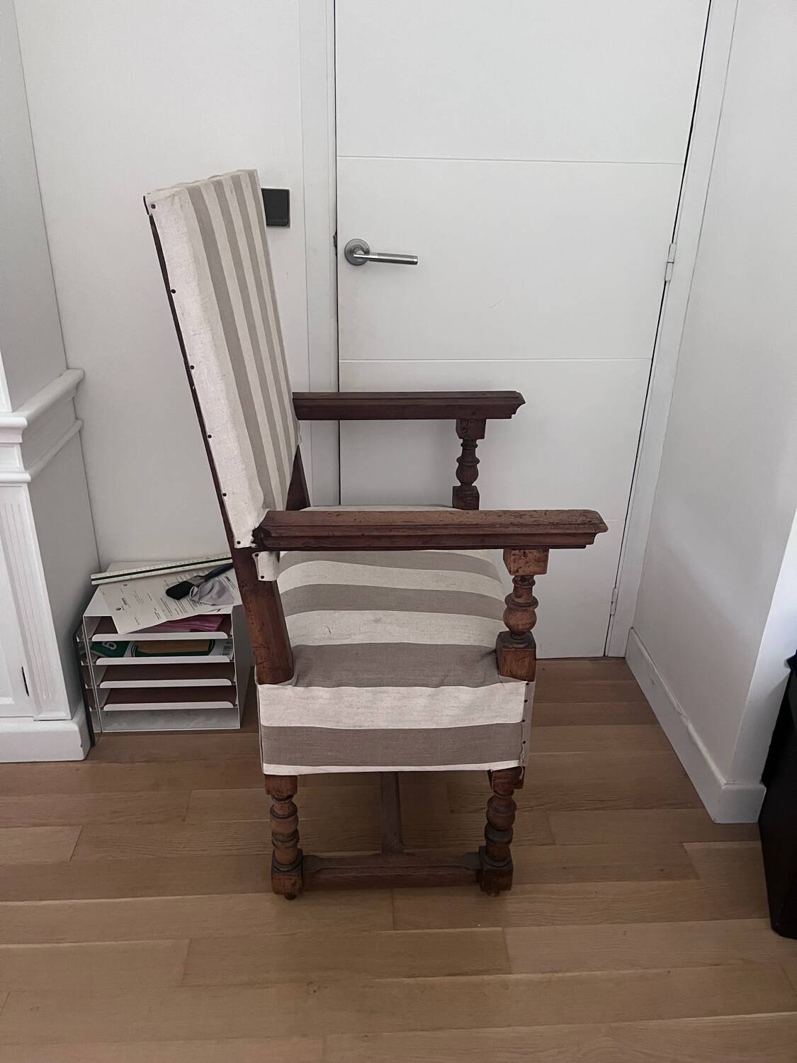 Sober Renaissance style throne