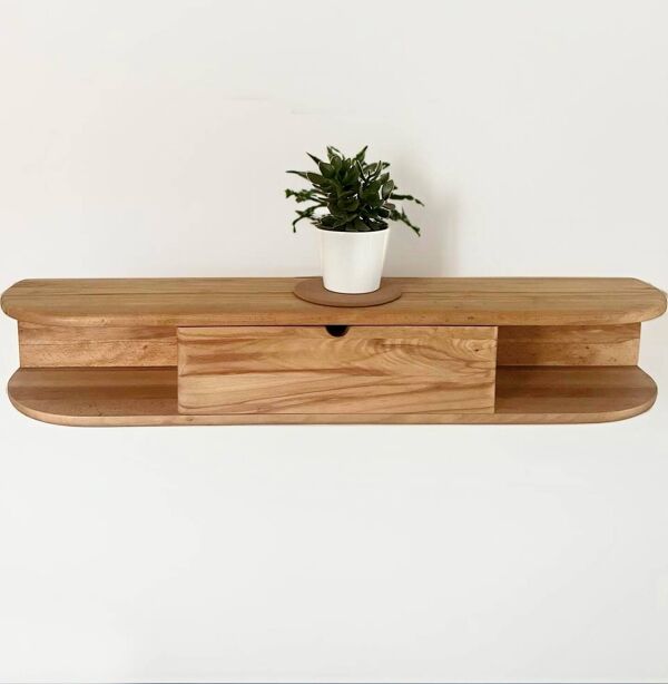 Console d'entrée flottante en hêtre massif recyclé et ses rangements pratiques