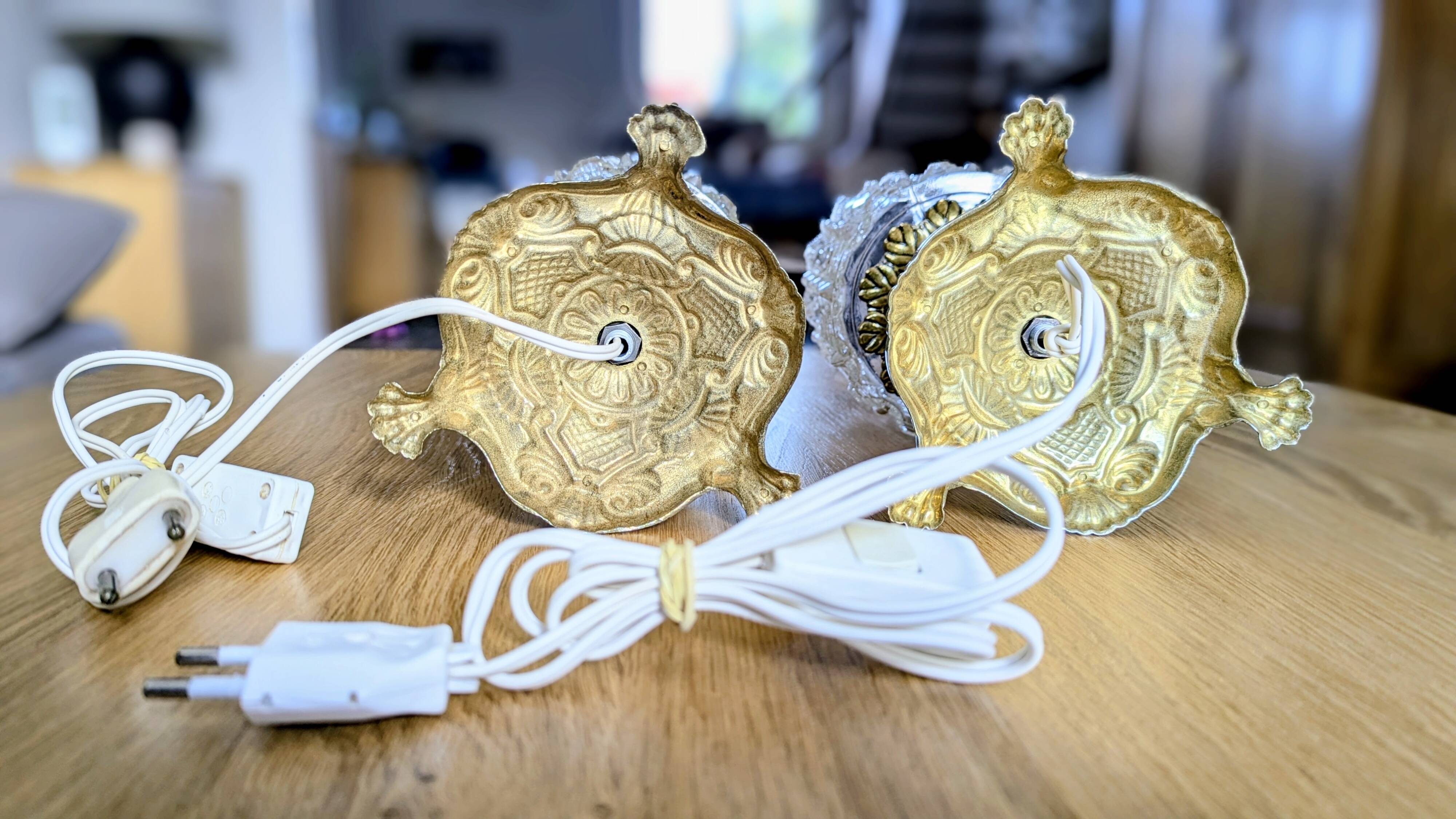 Pair of table lamps with globes (L-0182)