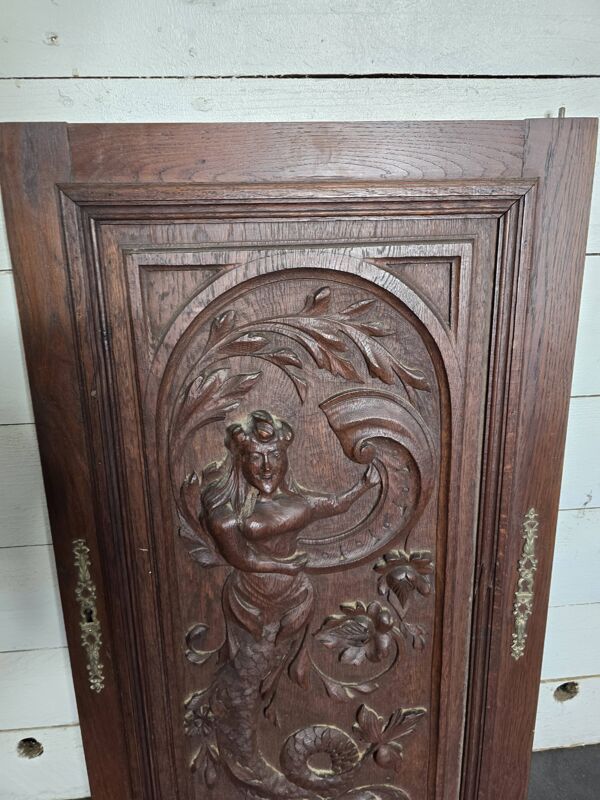 Ancienne porte en bois sculpté en chêne