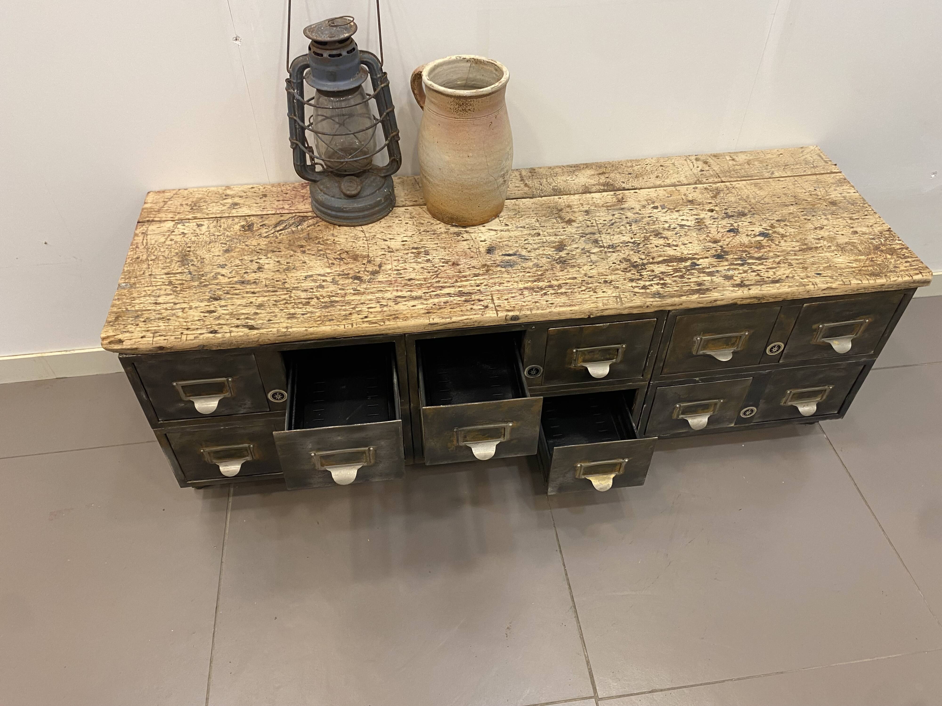 Meuble bas 12 tiroirs en métal et bois