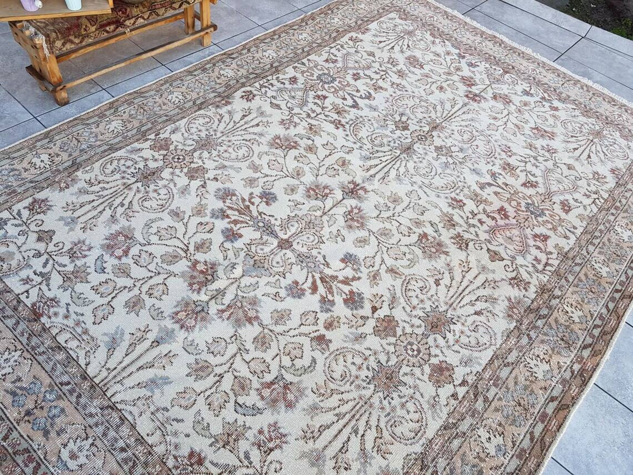Tapis Oushak beige anatolien au sol sku 2781