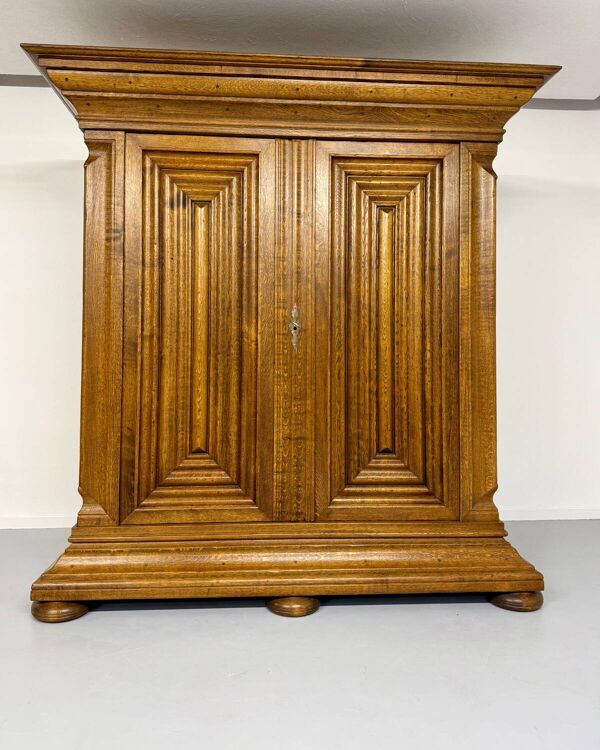Armoire en bois massif de Francfort forme géométrique vintage penderie