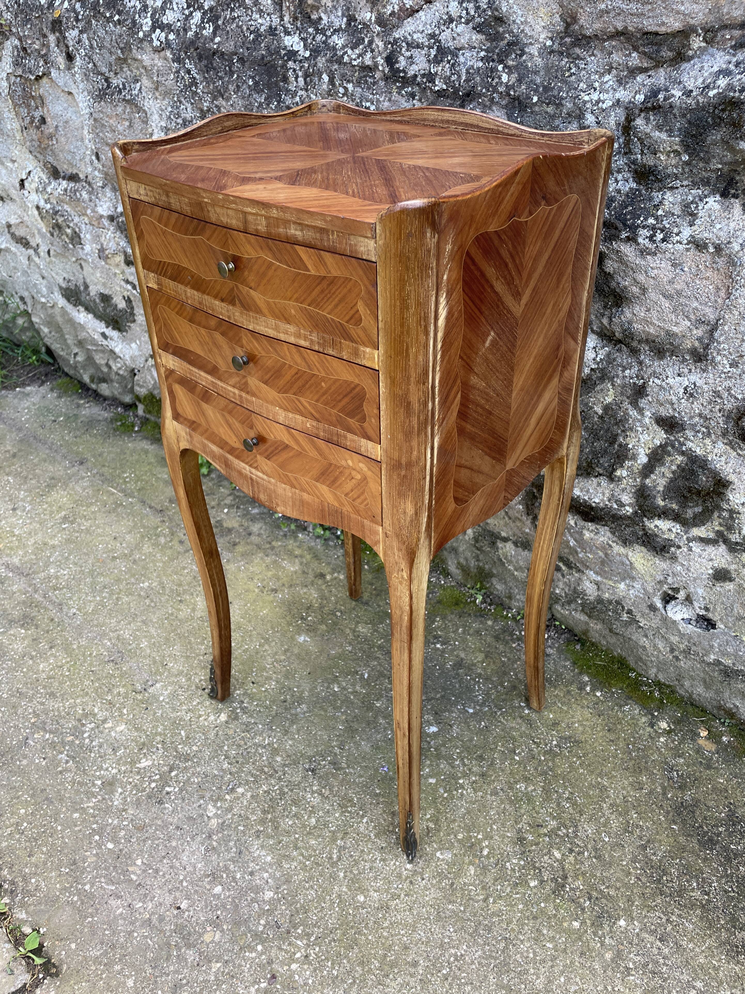 Meuble de chevet marqueté Louis XV