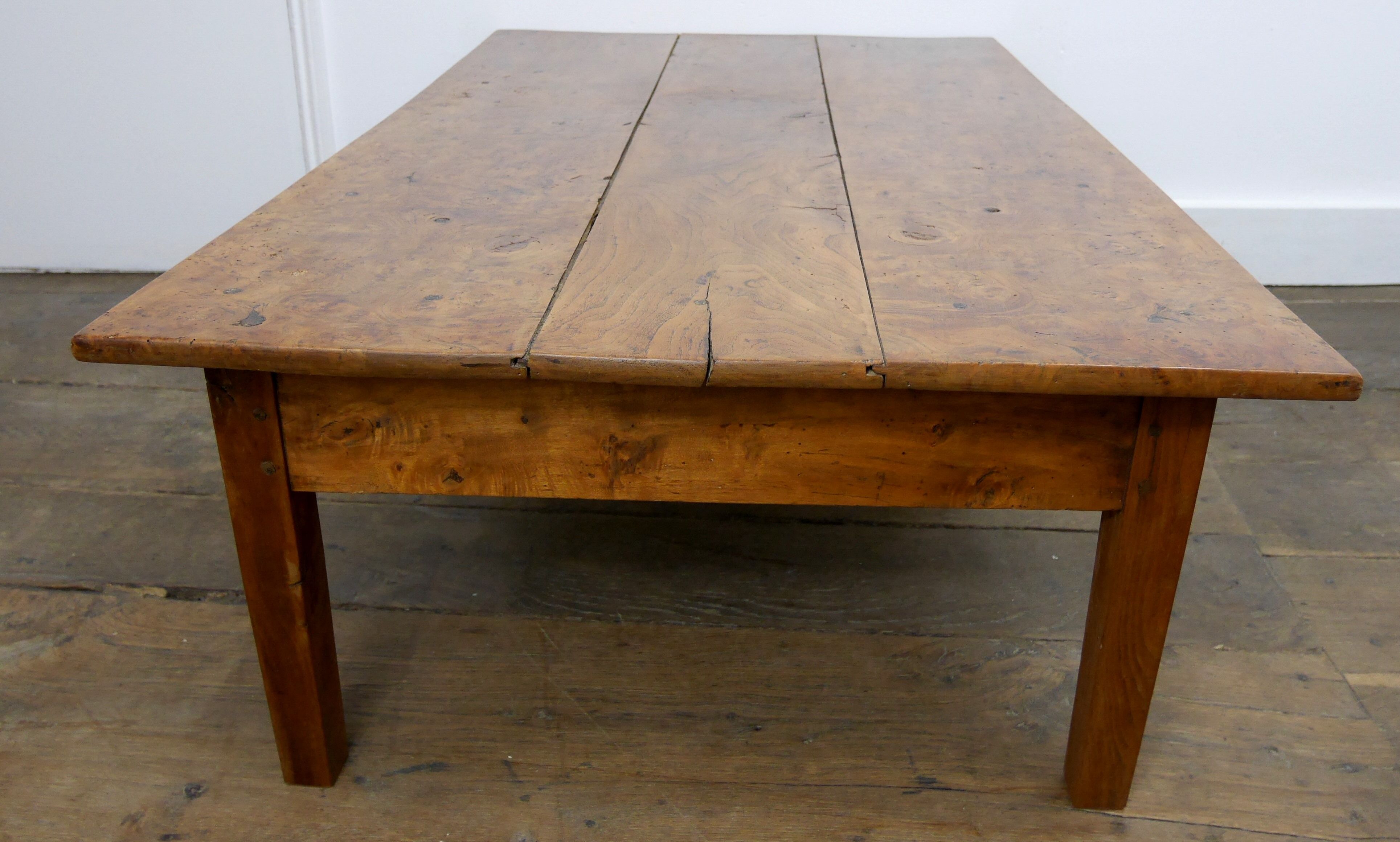 Table basse bois loupe d'orme