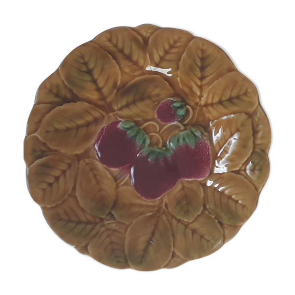 Assiette barbotine ancienne motif cerises made in France;