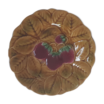 Assiette barbotine ancienne motif cerises made in France;