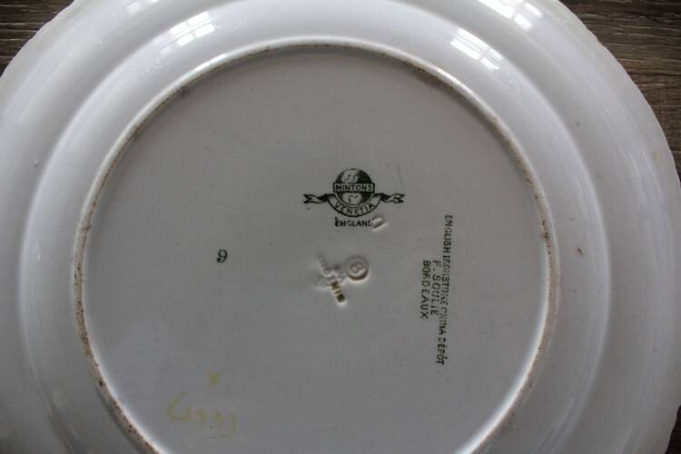 Round plate from the English Manufacture Minton model Venetia.