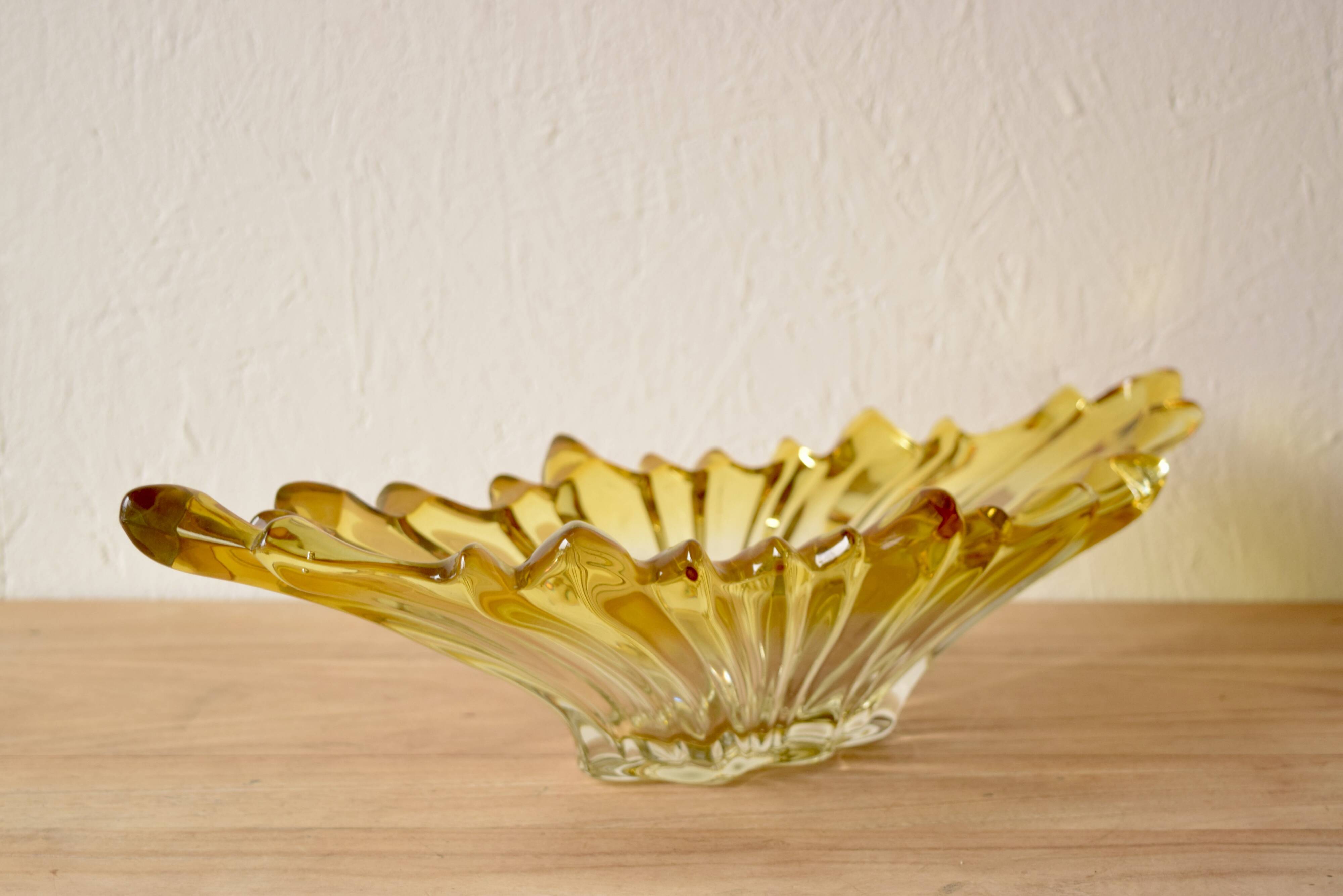 Corbeille vintage en verre moulé et teint en jaune