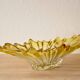Corbeille vintage en verre moulé et teint en jaune