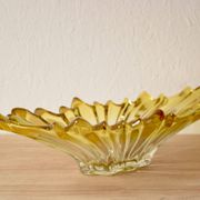 Corbeille vintage en verre moulé et teint en jaune
