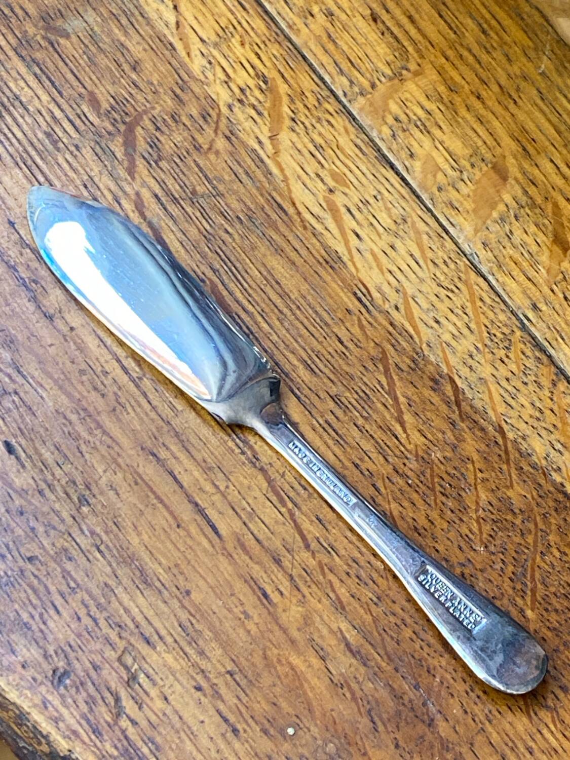 Beurrier coquille avec couteau, plaqué argent, Queen