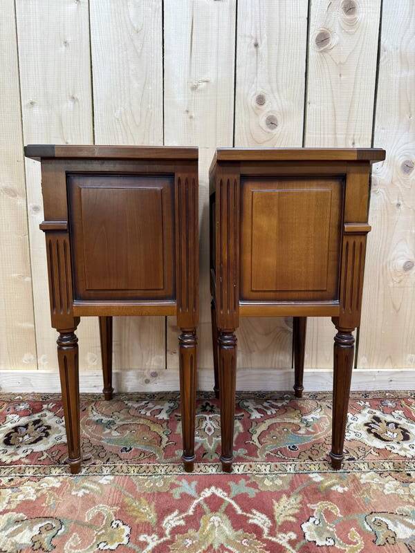Paire de tables de chevets de style Louis XVI en merisier