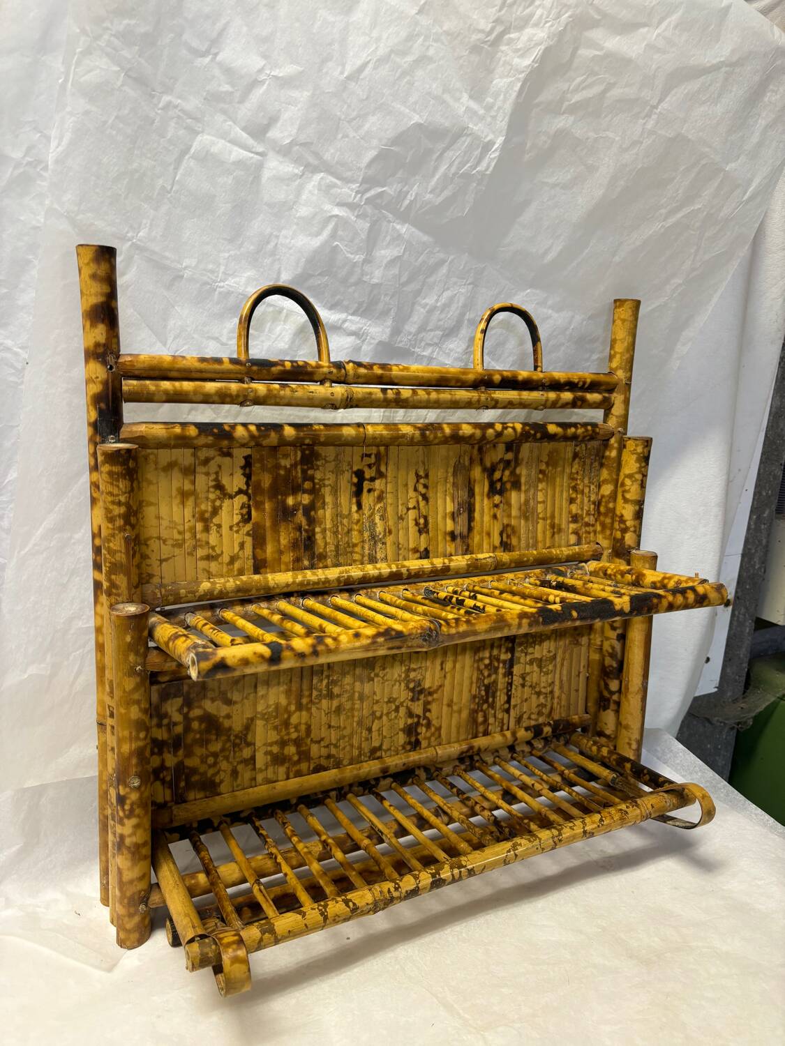 Foldable rattan shelf