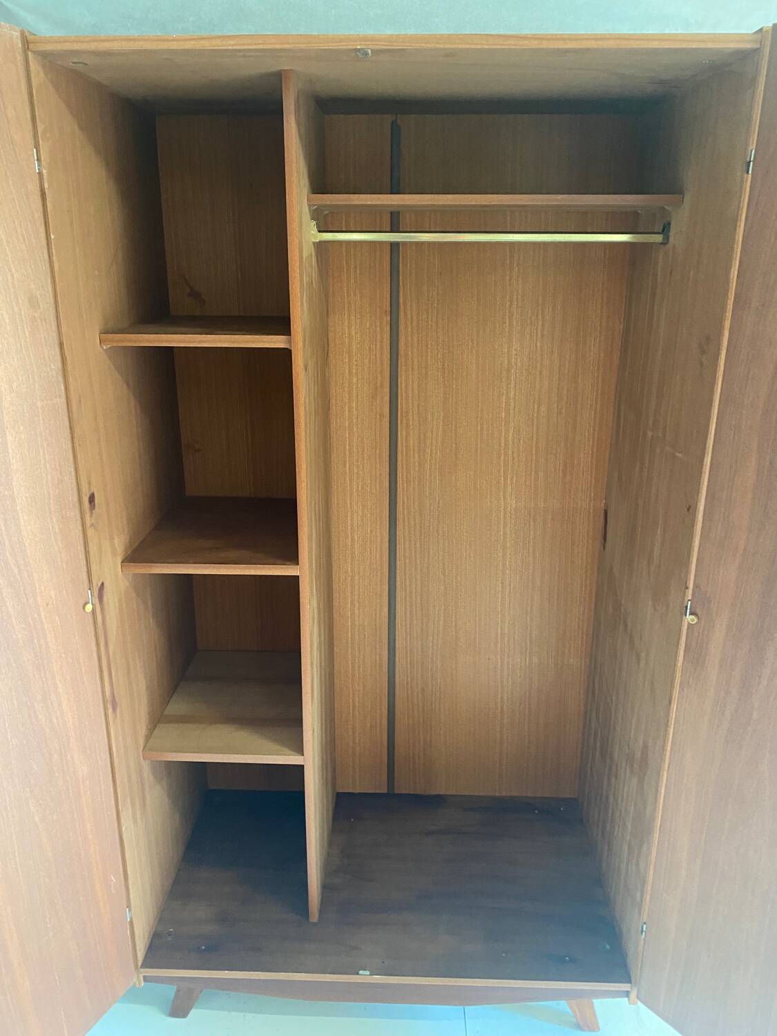 Armoire vintage pieds compas