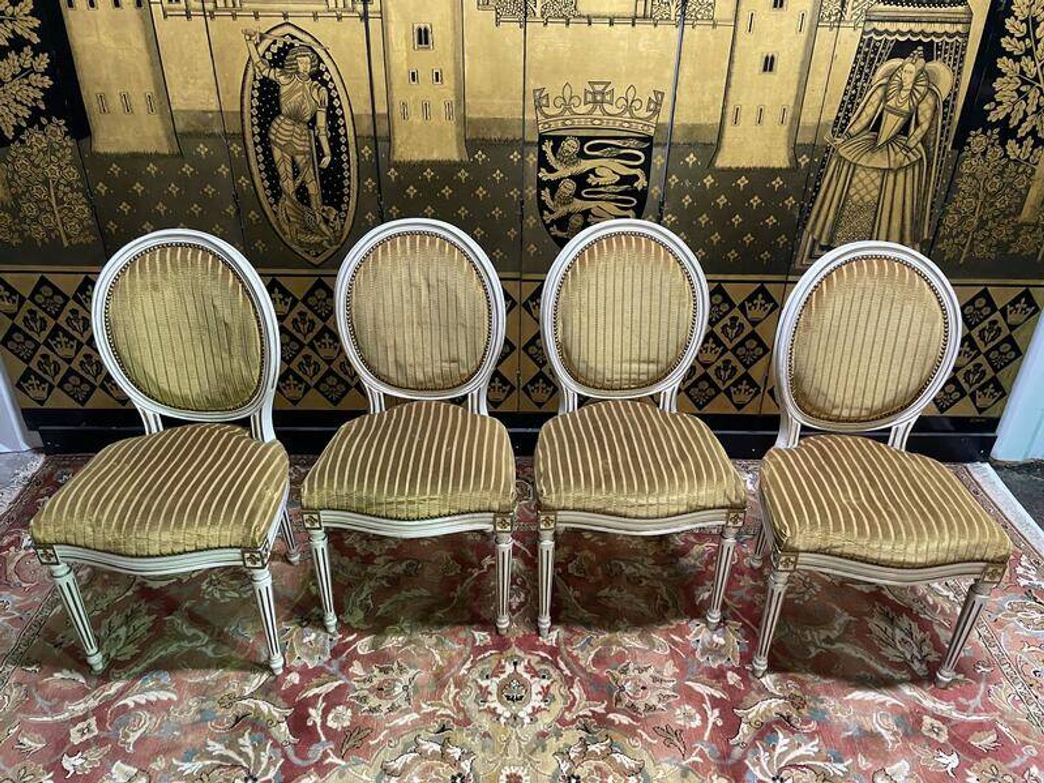 Suite de 4 chaises médaillons de style Louis XVI