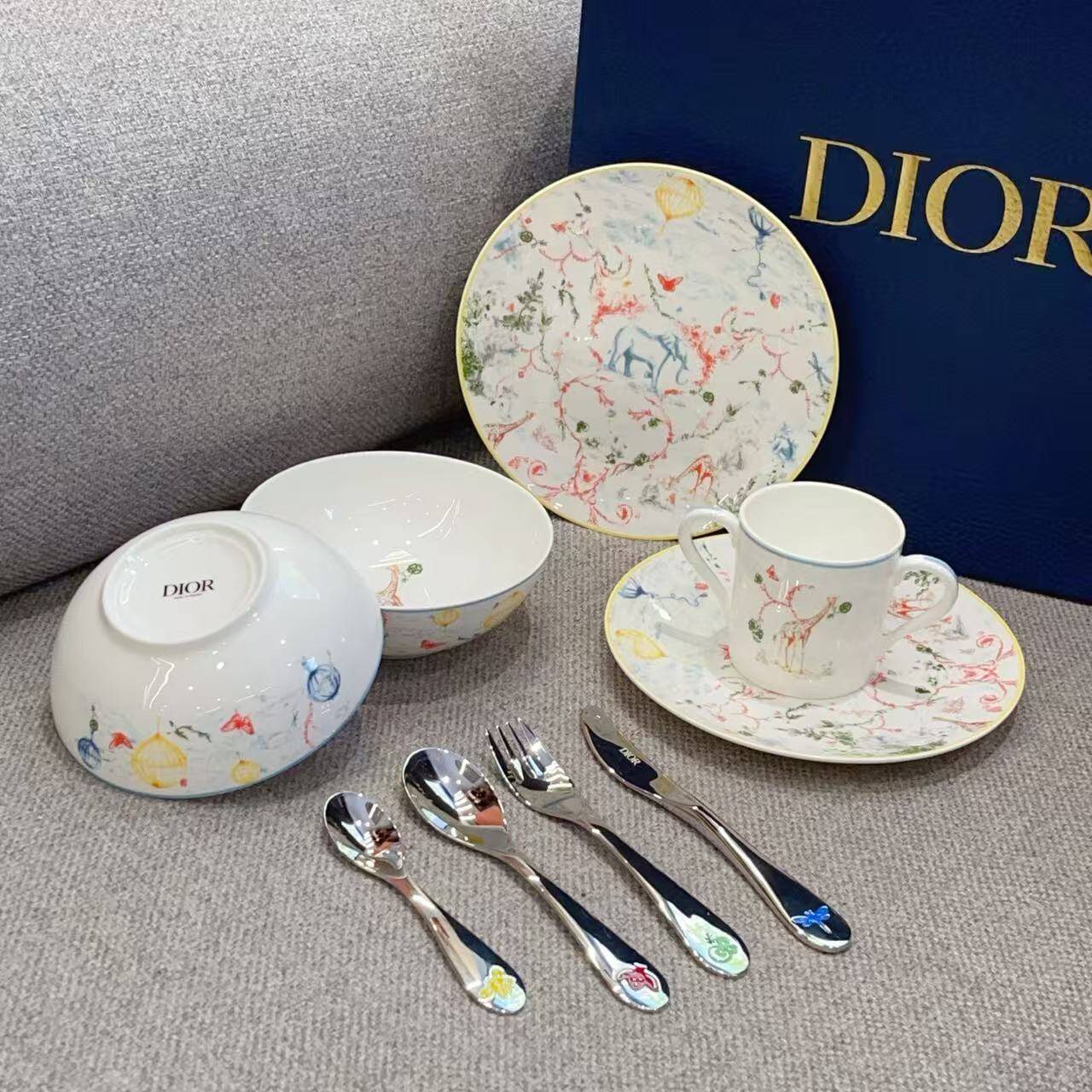 Dior“My First Dinner ”Set – Multicolor Toile de Jouy Innocence