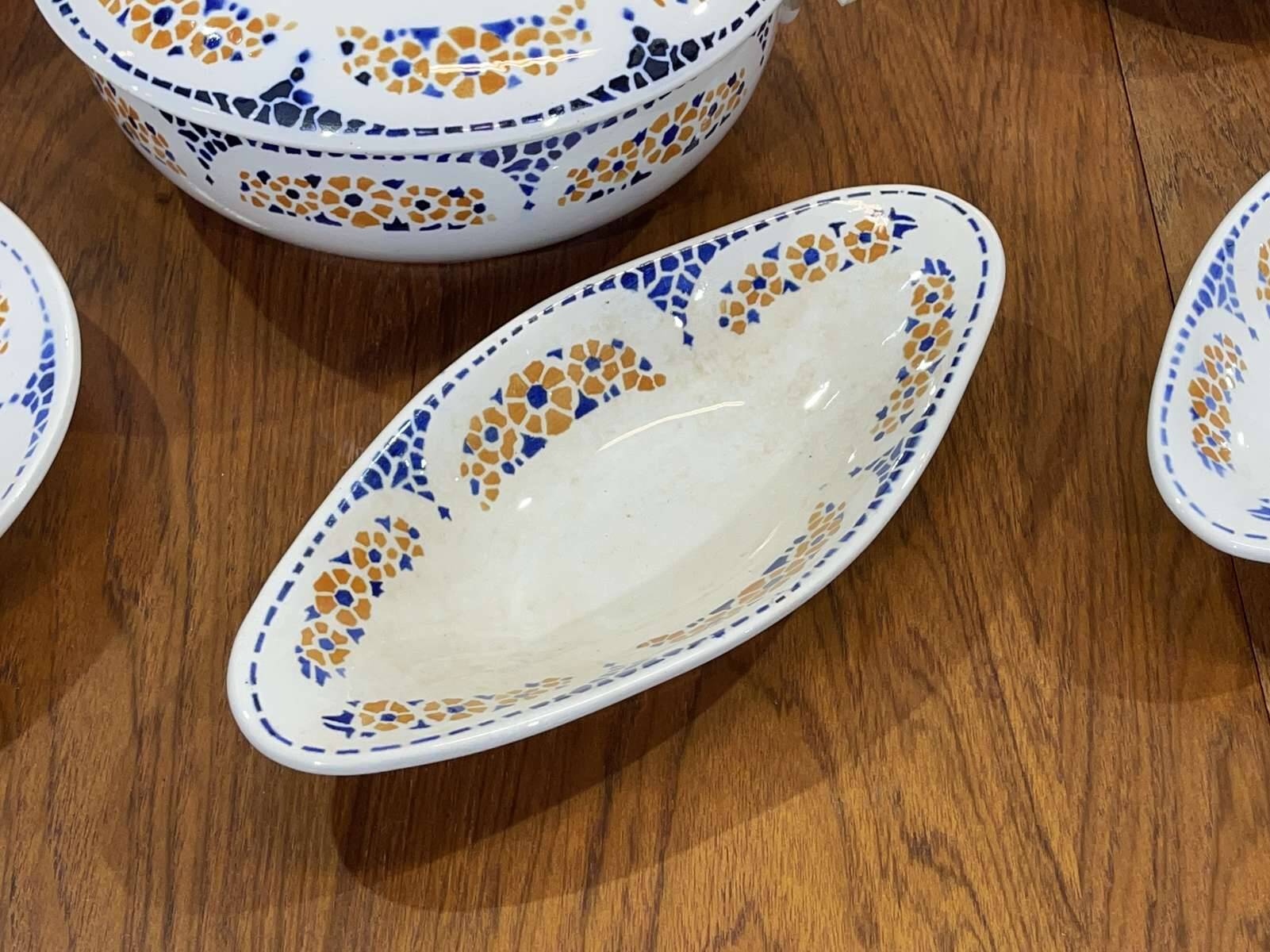 Saint Amand dinner service from the 1950s - 29 pieces.