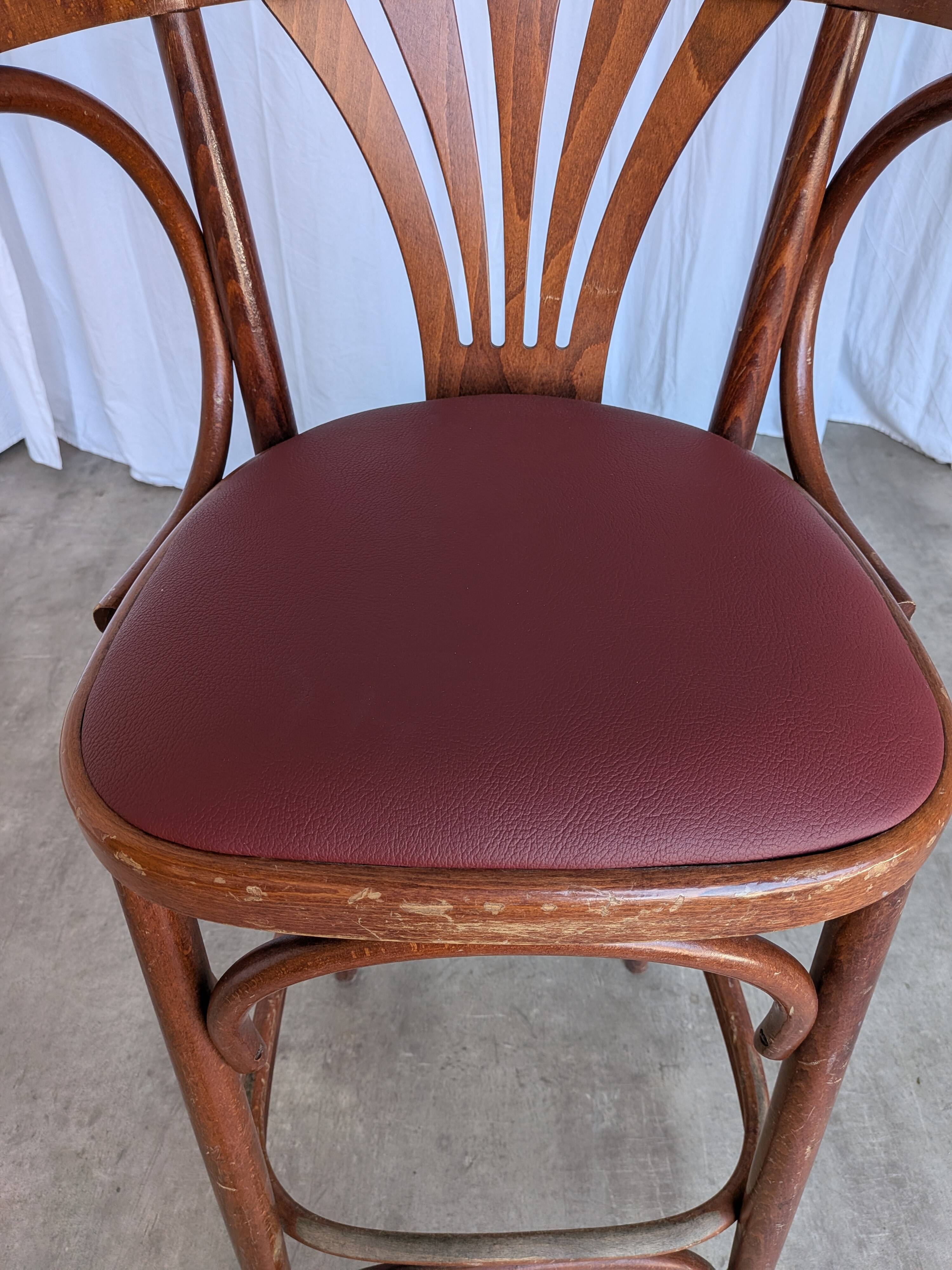 Fauteuil de bar de style Thonet Irish Pub / Siège en simili cuir rouge, milieu du siècle