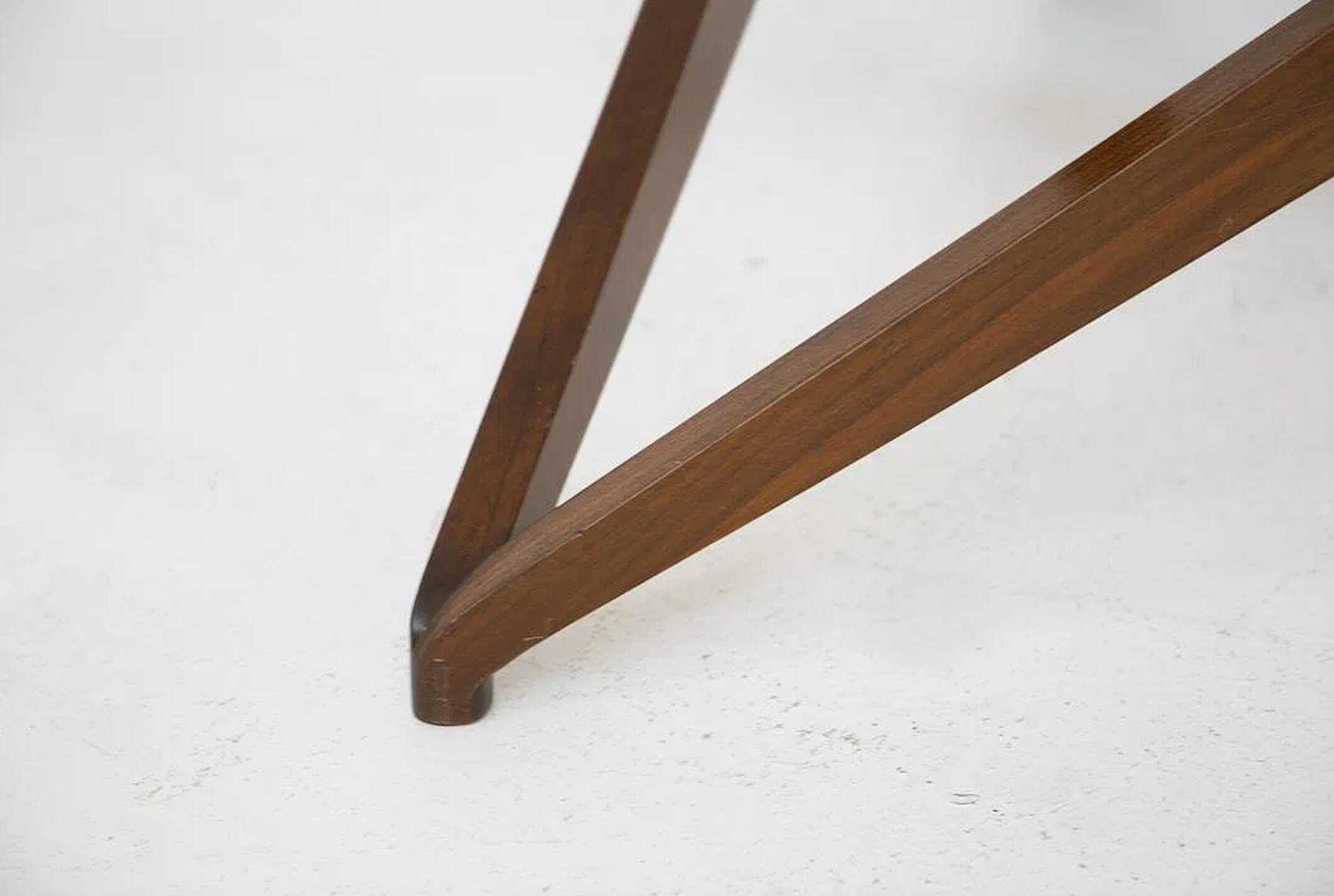 Table basse piétement sculptural par Angelo Ostuni