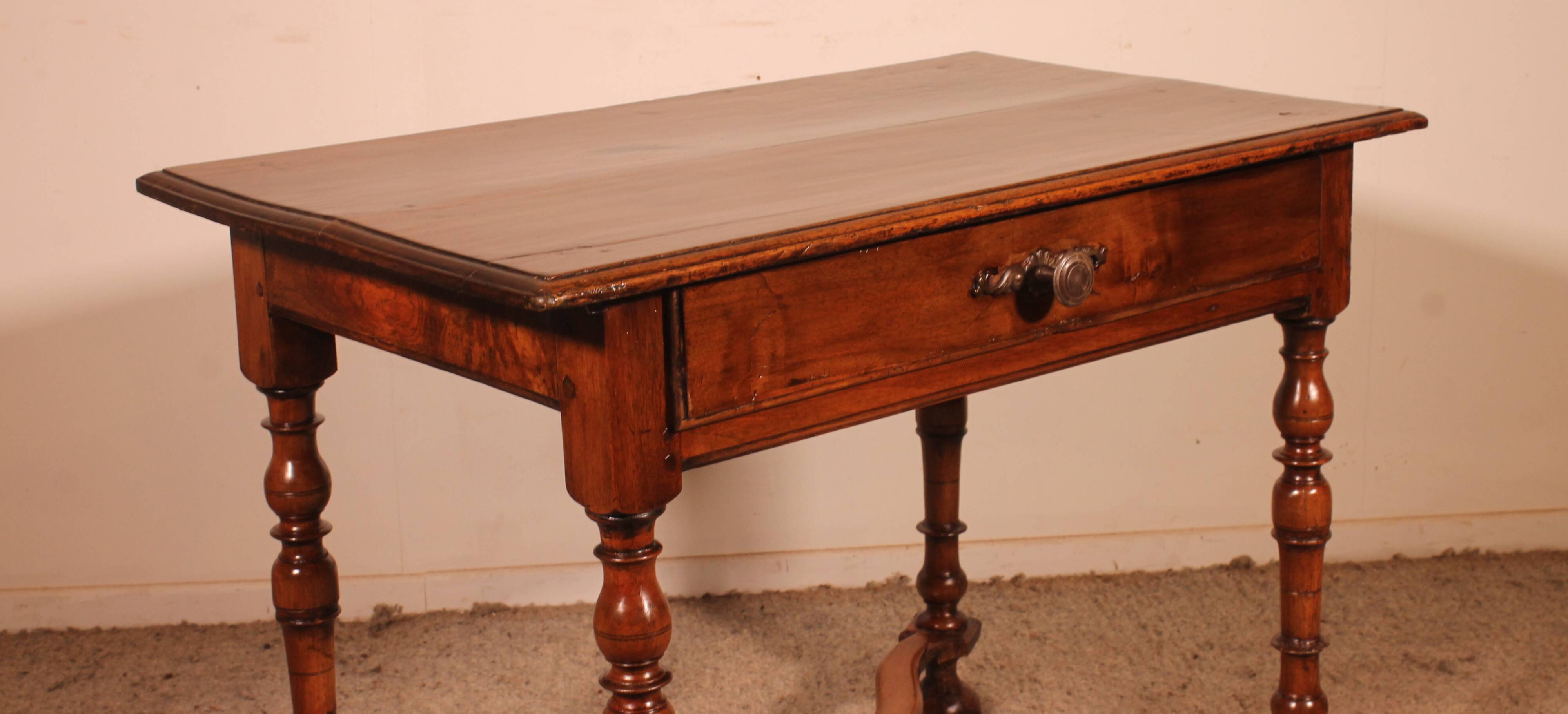 Louis XIV Table in Walnut - 17th Century