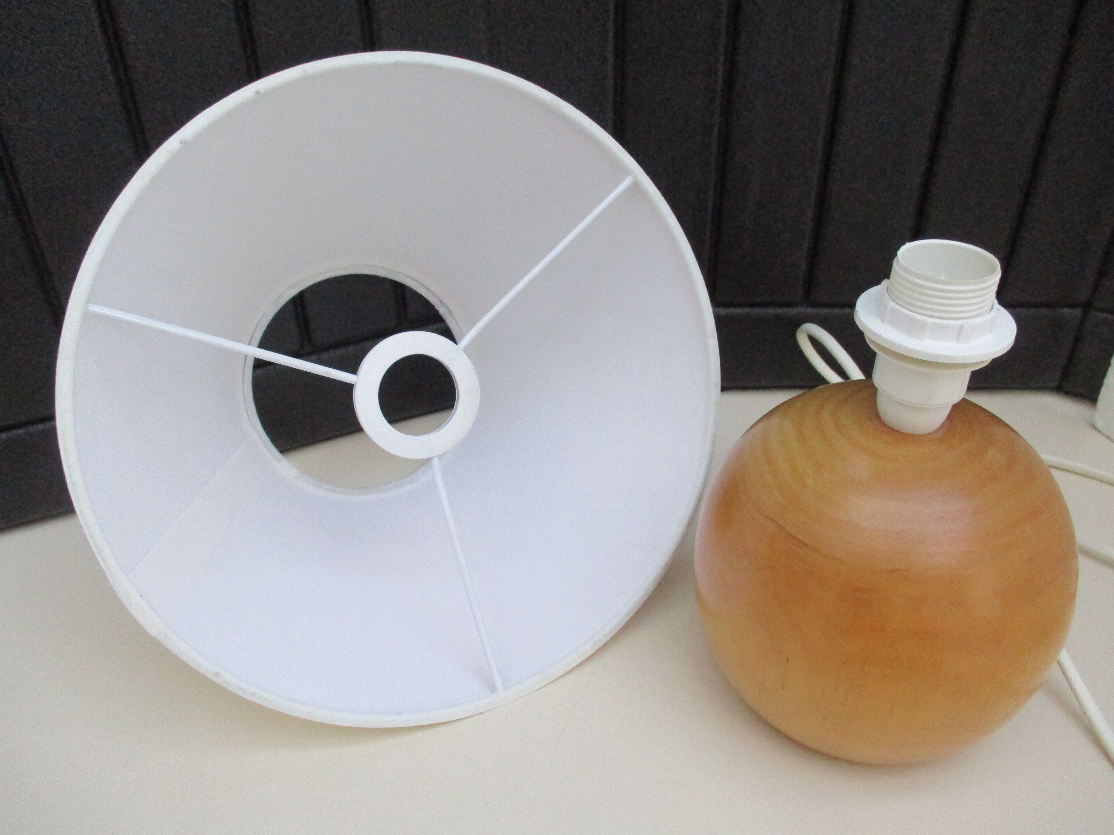 Lampe de table pied boule en bois
