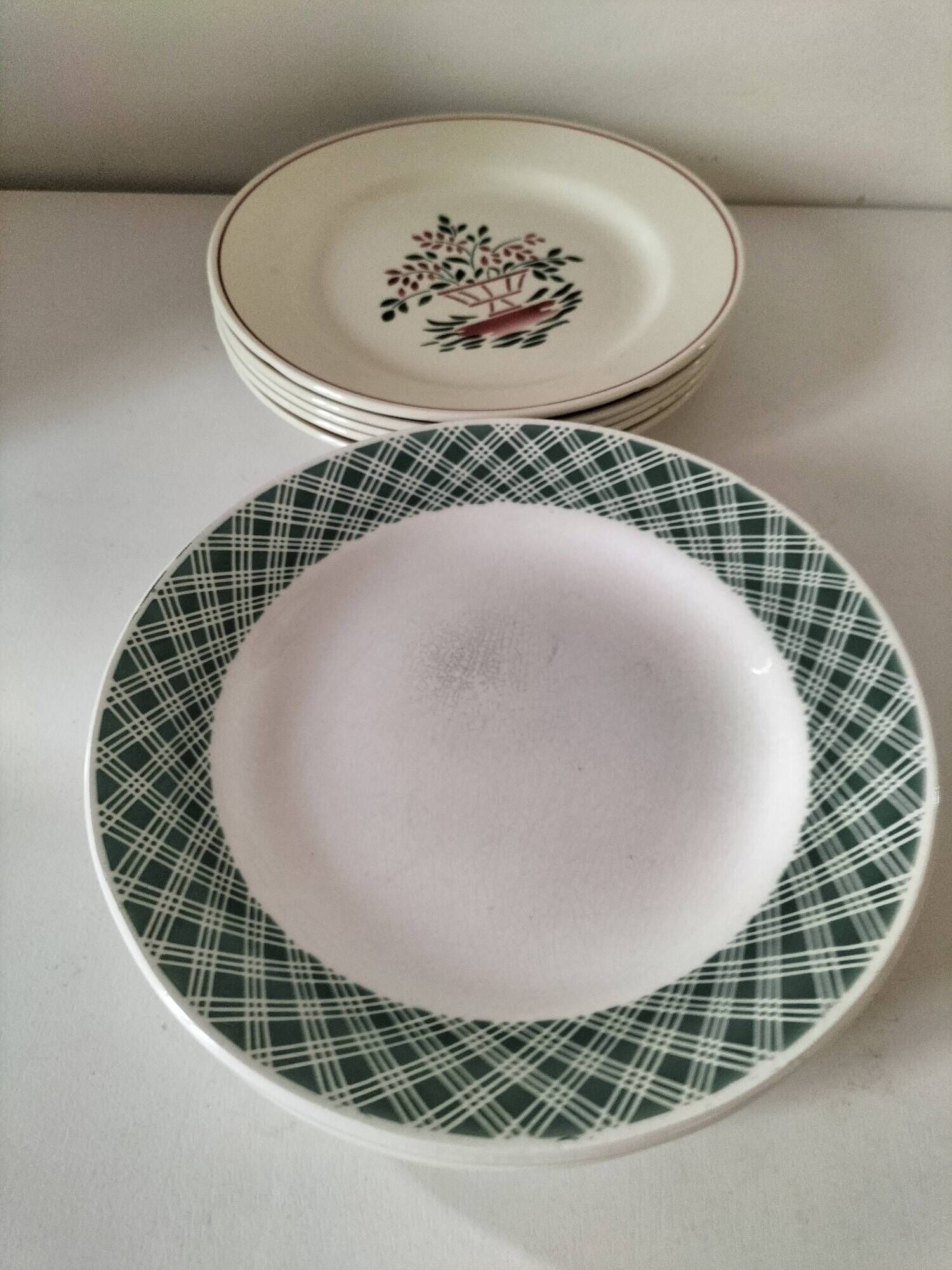Mix of 10 ironstone plates, HBCM Agnès decoration - St Amand decoration 2070