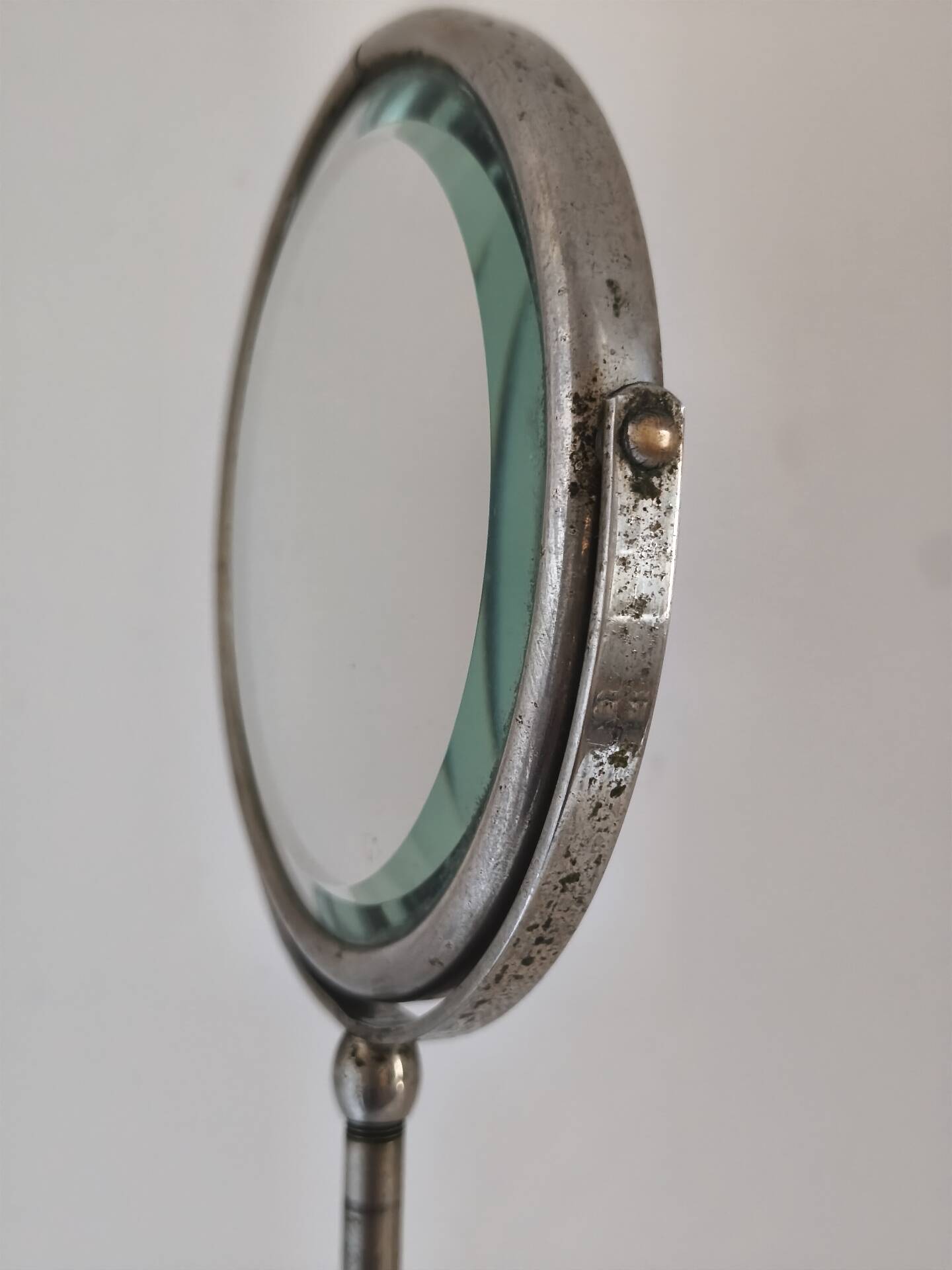 Freestanding shaving mirror with supports