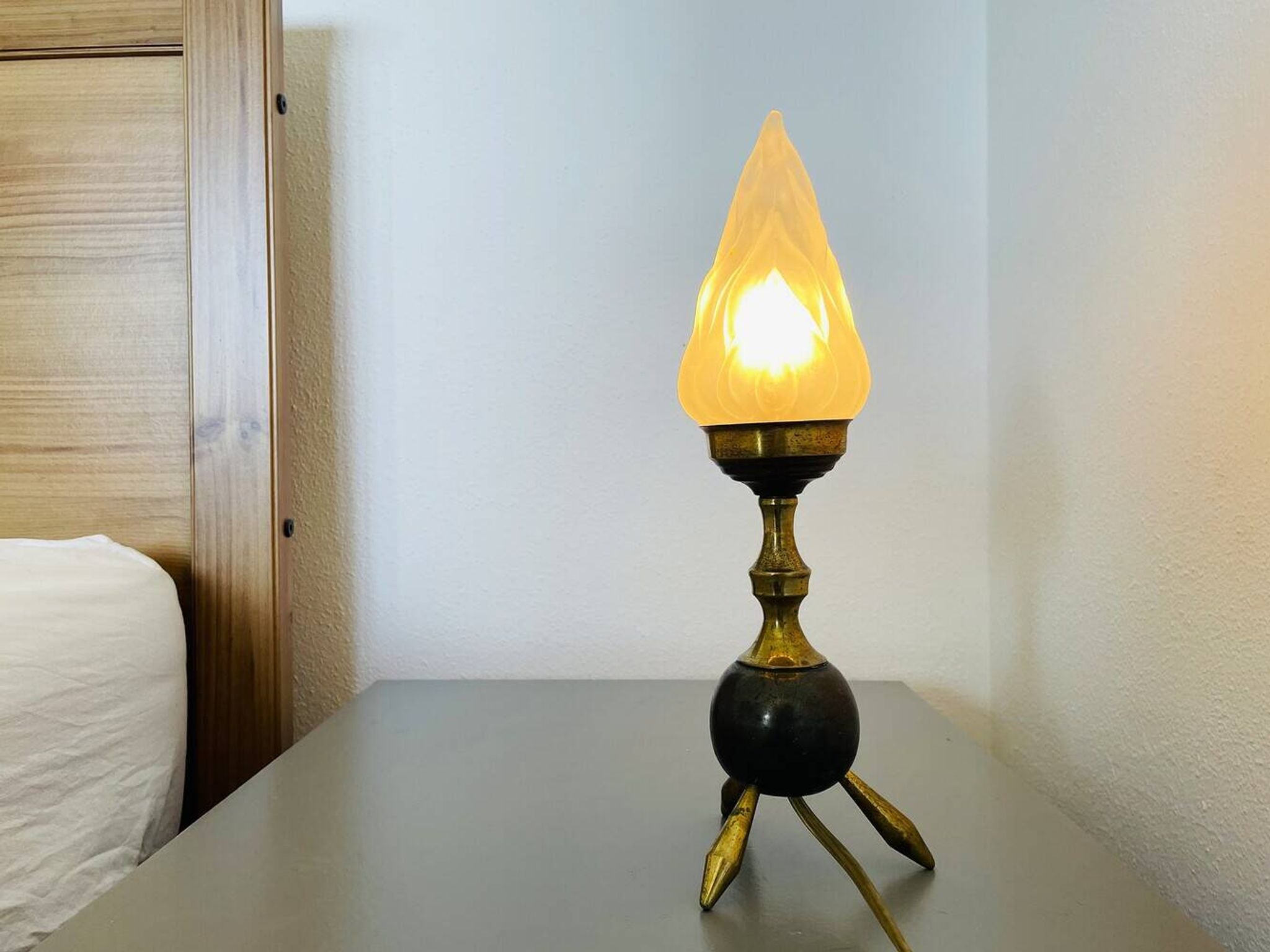 Lampe de table en laiton sur trépied de l'ère spatiale