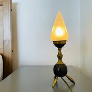 Lampe de table en laiton sur trépied de l'ère spatiale