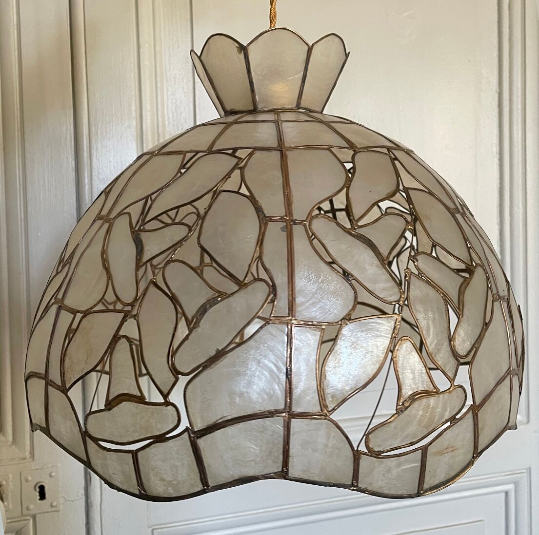 Mother-of-pearl and brass suspension