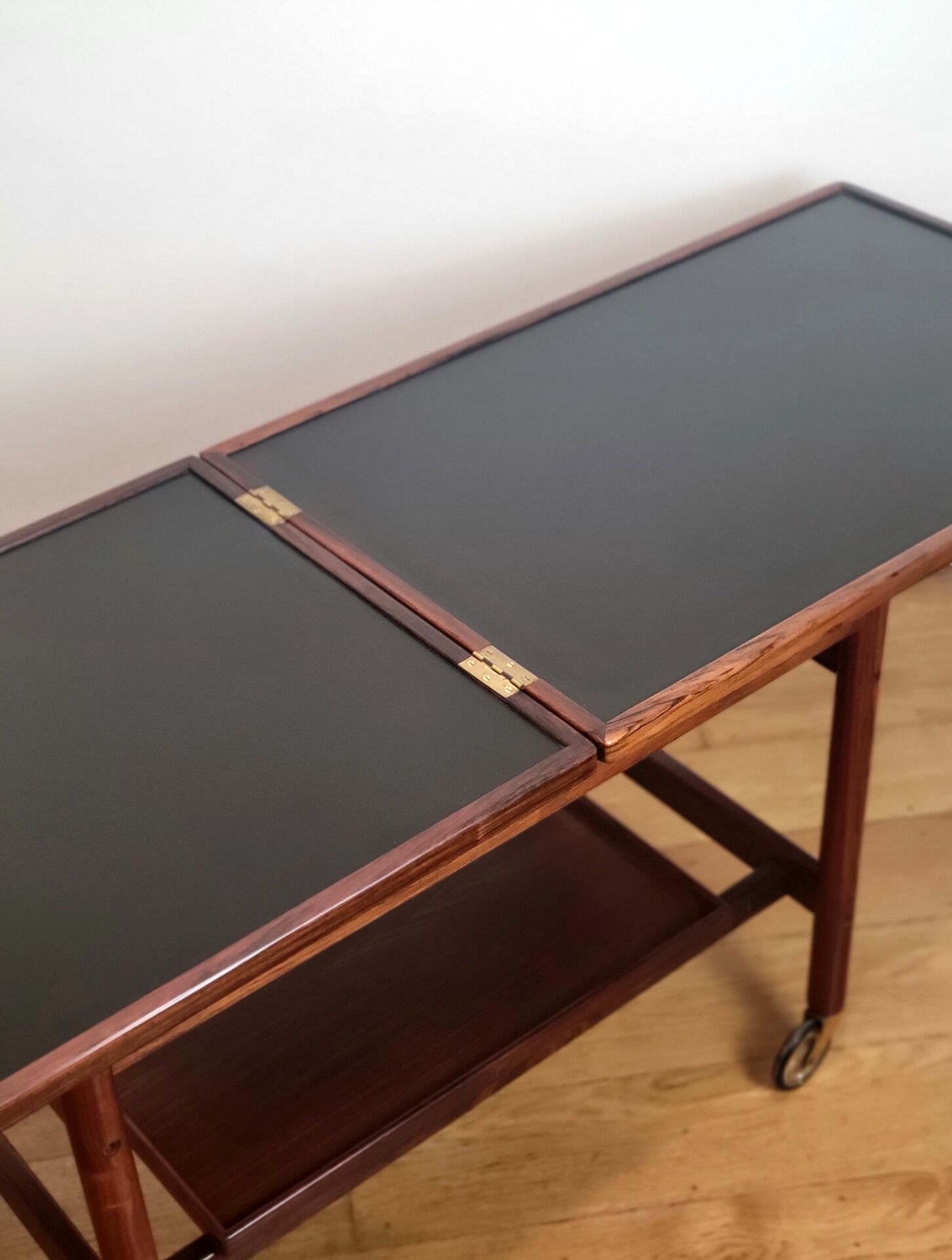 Trolley danois extensible par Kurt Østervig pour Jason Møbler en palissandre.