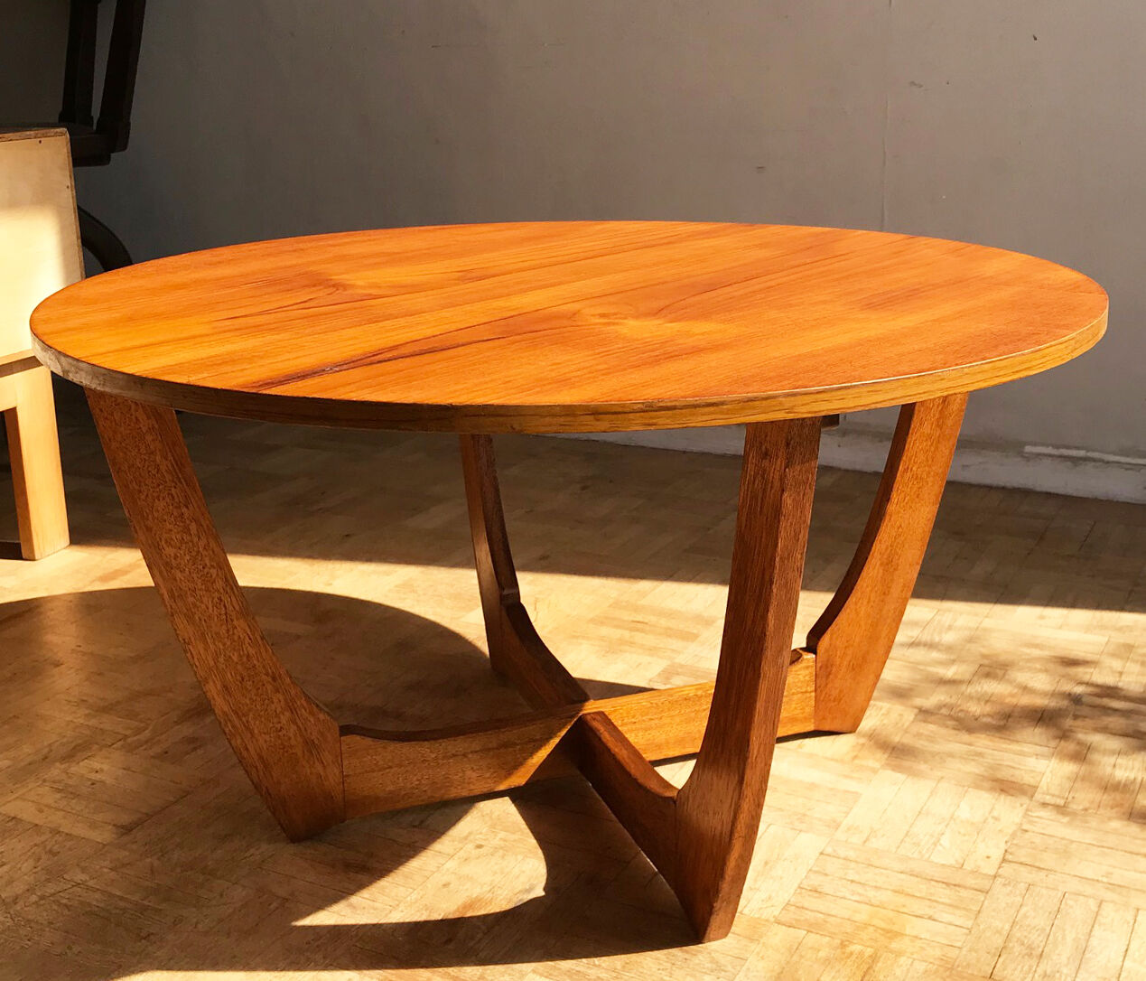 Table basse ronde en tek des années 1960