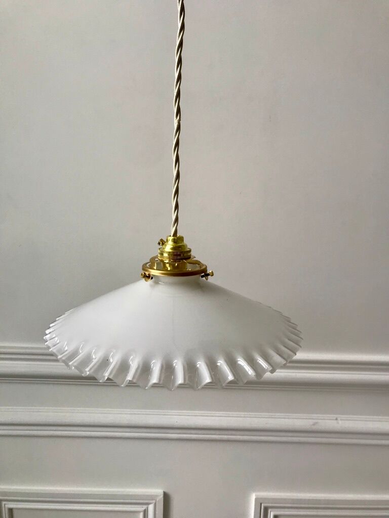 Suspension en opaline dentelée début XXème