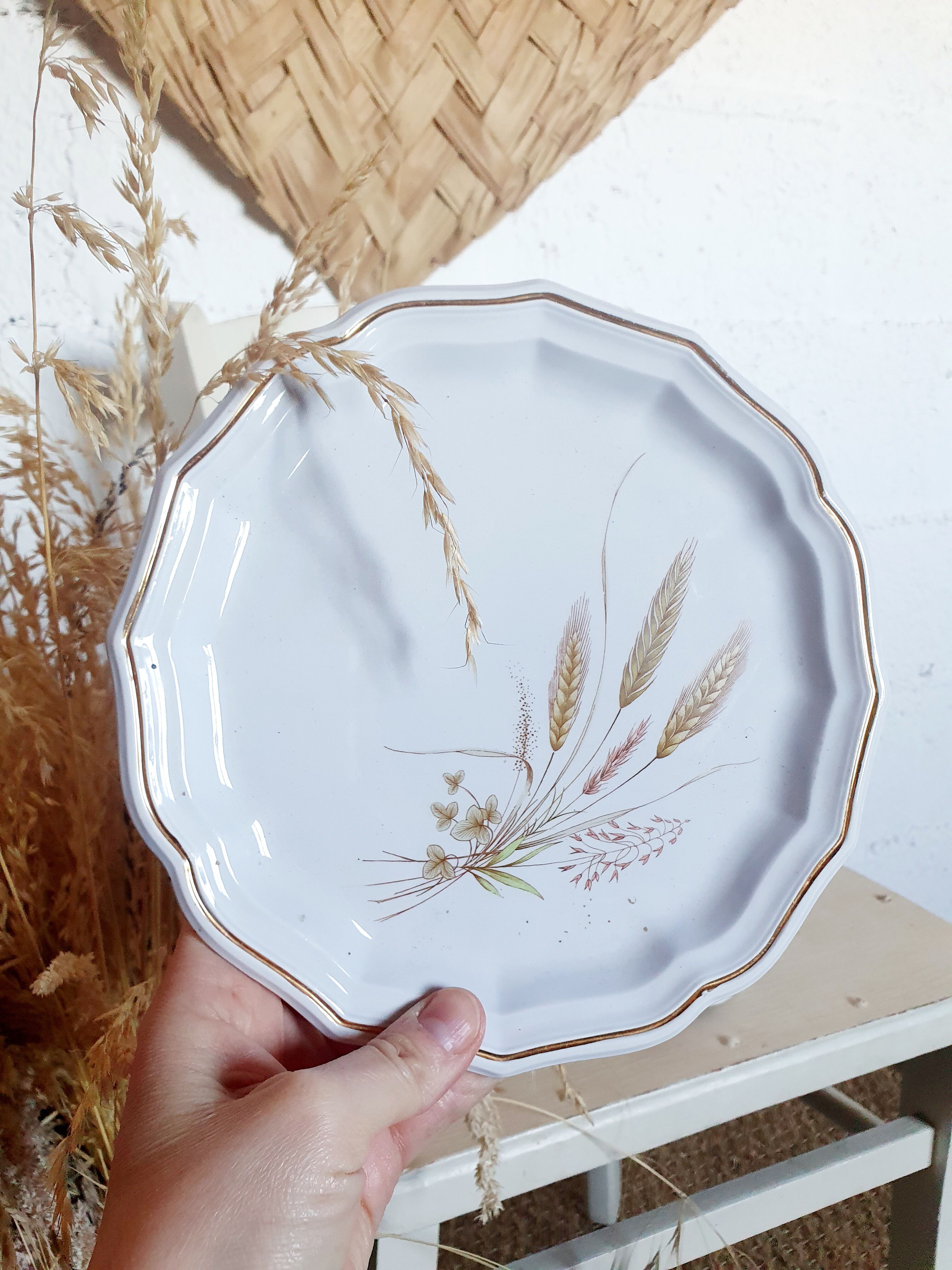 Eight country-patterned dessert plates