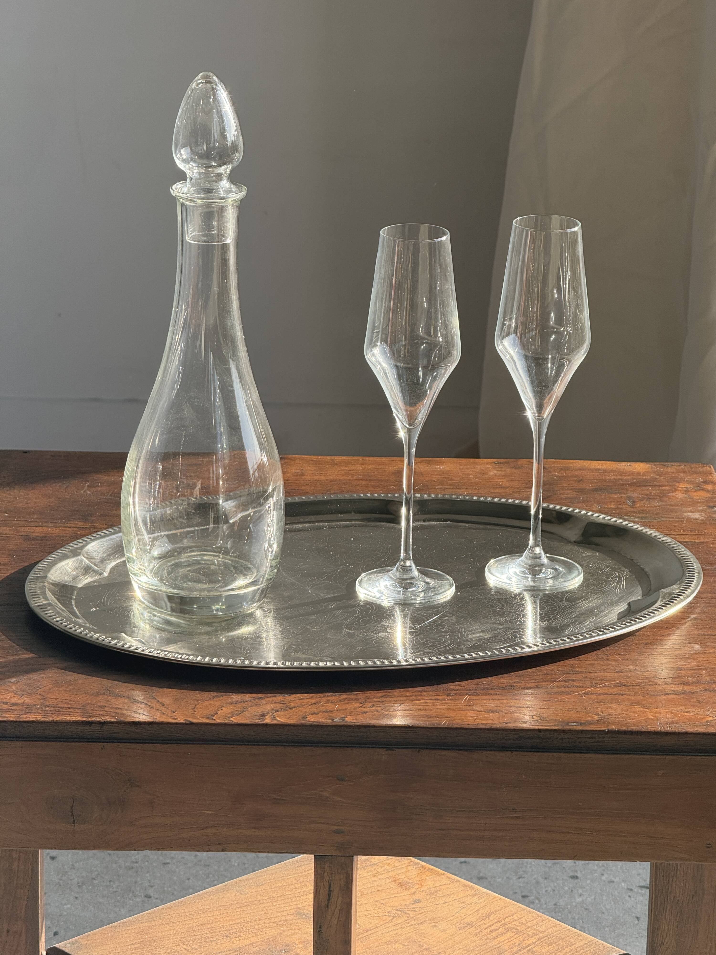 Large oval engraved platter in silver-plated metal 34x45.