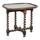 Table d'appoint, centre en noyer anglais, pieds tournés, vers 1680