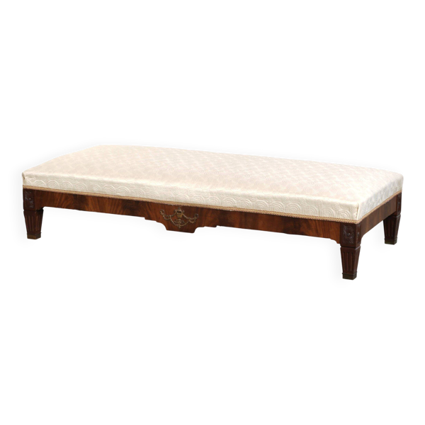 Sofa français antique du 19ème siècle de style Empire avec un siège en soie.